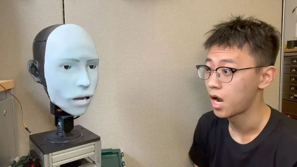 Se ha desarrollado una cara de robot que predice y simultáneamente imita las expresiones faciales humanas.